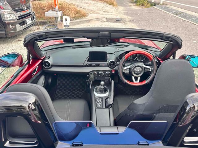 ロードスター Ｓスペシャルパッケージ　オープンカー　ドライブレコーダー　ＥＴＣ　クリアランスソナー　衝突被害軽減システム　ＬＥＤヘッドランプ　６ＭＴ　スマートキー　アルミホイール　フロントリップ　マフラーカッター　　ＡＢＳ　ＥＳＣ　ＵＳＢ（2枚目）