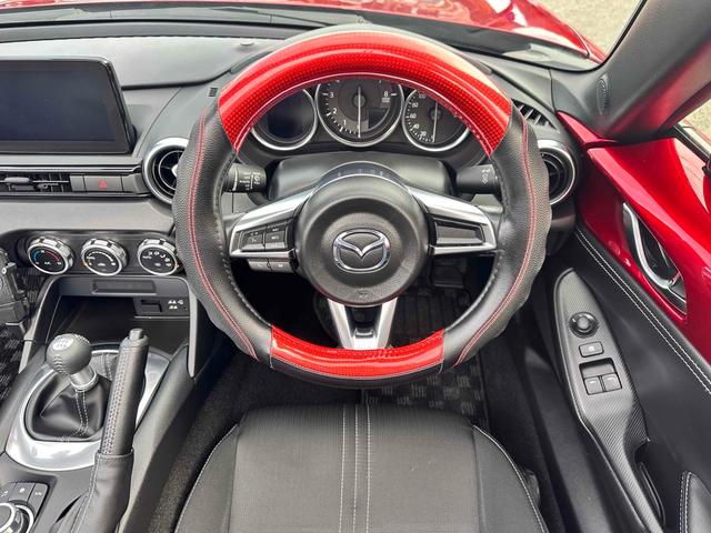 ロードスター Ｓスペシャルパッケージ　オープンカー　ドライブレコーダー　ＥＴＣ　クリアランスソナー　衝突被害軽減システム　ＬＥＤヘッドランプ　６ＭＴ　スマートキー　アルミホイール　フロントリップ　マフラーカッター　　ＡＢＳ　ＥＳＣ　ＵＳＢ（3枚目）