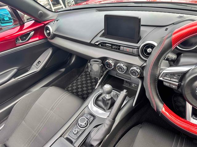 ロードスター Ｓスペシャルパッケージ　オープンカー　ドライブレコーダー　ＥＴＣ　クリアランスソナー　衝突被害軽減システム　ＬＥＤヘッドランプ　６ＭＴ　スマートキー　アルミホイール　フロントリップ　マフラーカッター　　ＡＢＳ　ＥＳＣ　ＵＳＢ（6枚目）