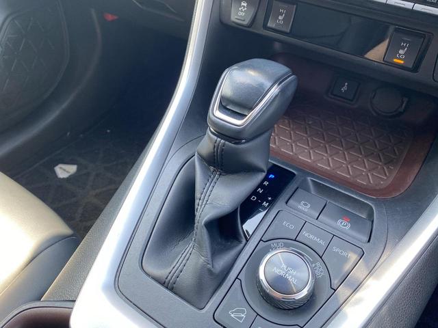 ＲＡＶ４ Ｇ　Ｚパッケージ　４ＷＤ　ＥＴＣ　全周囲カメラ　クリアランスソナー　オートクルーズコントロール　レーンアシスト　パワーシート　衝突被害軽減システム　オートマチックハイビーム　オートライト　ＬＥＤヘッドランプ（27枚目）