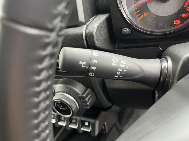 ジムニー ＸＣ　４ＷＤ　オートクルーズコントロール　衝突被害軽減システム　ＬＥＤヘッドランプ　スマートキー　アイドリングストップ　ＡＴ　盗難防止システム　ＡＢＳ　ＥＳＣ　アルミホイール　衝突安全ボディ　エアコン（17枚目）