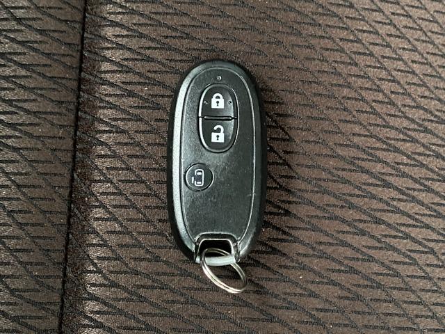 スマートキーシステム＆プッシュエンジンスタートシステム、エンジン始動・停止をワンタッチで行え、キーのロックまでドアノブに触れる事でワンタッチ操作で行うことが出来ます☆
