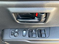 パワーウィンドウのスイッチですよ。運転席に居ながら窓を開け閉めのコントロールできますよ。 5
