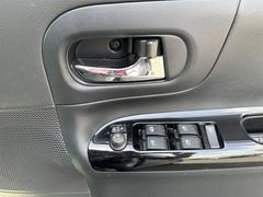 パワーウィンドウのスイッチですよ。運転席に居ながら窓を開け閉めのコントロールできますよ。 6