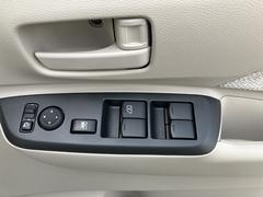 パワーウィンドウのスイッチですよ。運転席に居ながら窓を開け閉めのコントロールできますよ。 7