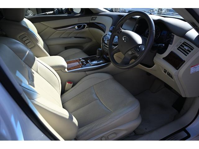 フーガハイブリッド ベースグレード　全方位運転支援システム　本革シート　アラウンドビューモニター　シートヒーター／シートエアコン　クルーズコントロール　禁煙車　ＥＴＣ　ＬＥＤヘッドライト　障害物センサー　ナビ　テレビ　パワーシート（4枚目）