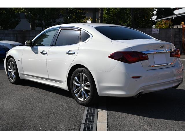 フーガハイブリッド ベースグレード　全方位運転支援システム　本革シート　アラウンドビューモニター　シートヒーター／シートエアコン　クルーズコントロール　禁煙車　ＥＴＣ　ＬＥＤヘッドライト　障害物センサー　ナビ　テレビ　パワーシート（5枚目）