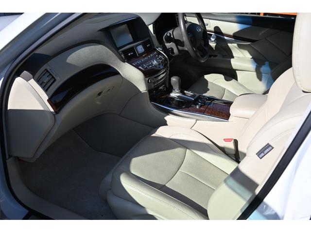 フーガハイブリッド ベースグレード　全方位運転支援システム　本革シート　アラウンドビューモニター　シートヒーター／シートエアコン　クルーズコントロール　禁煙車　ＥＴＣ　ＬＥＤヘッドライト　障害物センサー　ナビ　テレビ　パワーシート（70枚目）