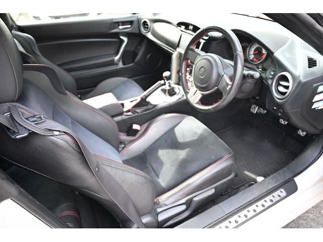 ８６ ＧＴリミテッド　クラッチオーバーホール済み　ＴＲＤ製（フェンダーフィン　前後ブレーキパッド）　ケンウッド製ナビ　フルセグＴＶ　バックモニター　Ｂｌｕｅｔｏｏｔｈ接続　ハーフレザーシート　シートヒーター　リアスポイラー（2枚目）