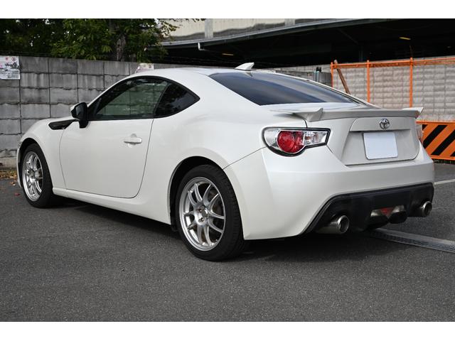 ８６ ＧＴリミテッド　クラッチオーバーホール済み　ＴＲＤ製（フェンダーフィン　前後ブレーキパッド）　ケンウッド製ナビ　フルセグＴＶ　バックモニター　Ｂｌｕｅｔｏｏｔｈ接続　ハーフレザーシート　シートヒーター　リアスポイラー（3枚目）