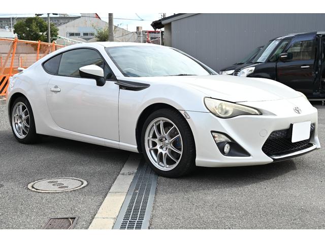 ８６ ＧＴリミテッド　クラッチオーバーホール済み　ＴＲＤ製（フェンダーフィン　前後ブレーキパッド）　ケンウッド製ナビ　フルセグＴＶ　バックモニター　Ｂｌｕｅｔｏｏｔｈ接続　ハーフレザーシート　シートヒーター　リアスポイラー（4枚目）