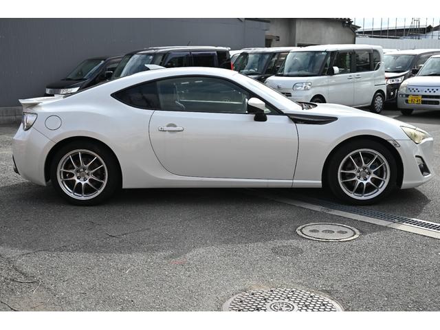 ８６ ＧＴリミテッド　クラッチオーバーホール済み　ＴＲＤ製（フェンダーフィン　前後ブレーキパッド）　ケンウッド製ナビ　フルセグＴＶ　バックモニター　Ｂｌｕｅｔｏｏｔｈ接続　ハーフレザーシート　シートヒーター　リアスポイラー（17枚目）