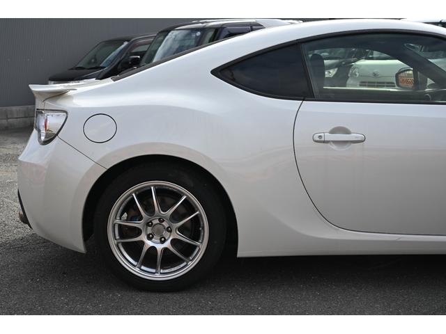 ８６ ＧＴリミテッド　クラッチオーバーホール済み　ＴＲＤ製（フェンダーフィン　前後ブレーキパッド）　ケンウッド製ナビ　フルセグＴＶ　バックモニター　Ｂｌｕｅｔｏｏｔｈ接続　ハーフレザーシート　シートヒーター　リアスポイラー（19枚目）