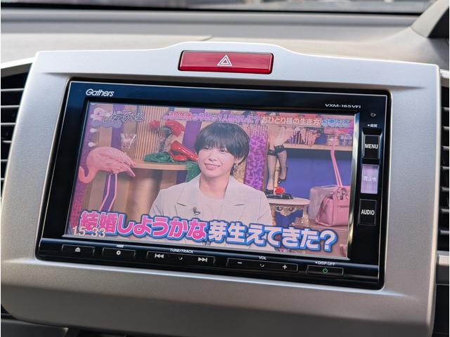 フリードハイブリッド ハイブリッド　プレミアムエディション　フリップダウンモニター／両側パワースライドドア／６人乗り／ナビフルセグＴＶバックカメラブルートゥース／フォグランプ／ブラックハーフレザーシート／クルコン／ステアリングスイッチ／ＥＴＣ（5枚目）