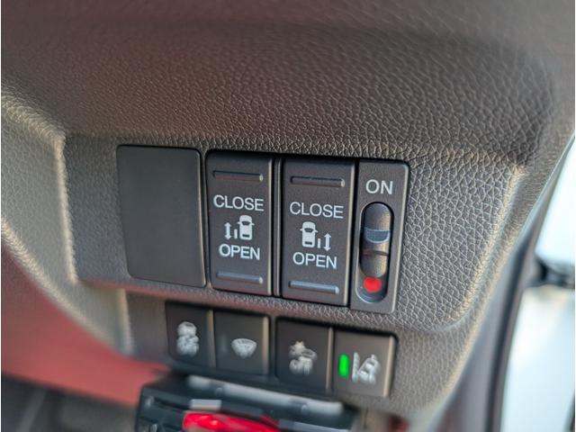 フリード クロスター 天井モニター/大型ナビフルセグTVバックカメラブルートゥース/衝突軽減ブレーキサポート/前後ミラー型ドラレコ/両側パワースライドドア/リヤフィルム施工済み/クラッツィオ黒革調カバー/両席シートヒーター(5枚目)