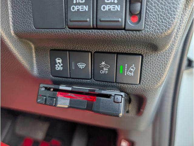 フリード クロスター 天井モニター/大型ナビフルセグTVバックカメラブルートゥース/衝突軽減ブレーキサポート/前後ミラー型ドラレコ/両側パワースライドドア/リヤフィルム施工済み/クラッツィオ黒革調カバー/両席シートヒーター(6枚目)