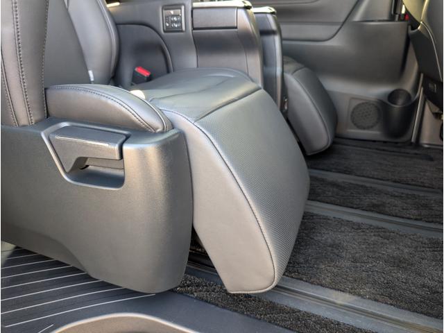 アルファード ２．５Ｓ　Ｃパッケージ　サンルーフ／天井モニター／大型ナビフルセグＴＶ／リヤパワーゲート／両側パワースライドドア／両席エアー＆ヒーターシート／ブラックレザーシート／電動オットマン／ステアリングヒーター／クルコン／ＬＥＤ／（32枚目）