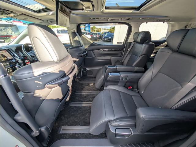 アルファード ２．５Ｓ　Ｃパッケージ　サンルーフ／天井モニター／大型ナビフルセグＴＶ／リヤパワーゲート／両側パワースライドドア／両席エアー＆ヒーターシート／ブラックレザーシート／電動オットマン／ステアリングヒーター／クルコン／ＬＥＤ／（35枚目）