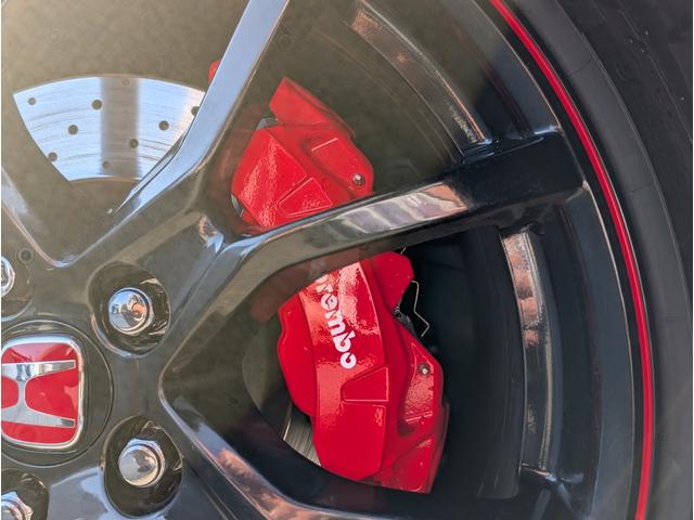 シビック タイプＲ　無限カーボンステアリング　無限ブルーミラー　Ｇｒｇｏセキュリティーシステム　モレルピラーツイーター　スーパーキャットレーダー　前後ドラレコ　無限フロアマット　ナビフルセグＴＶＢカメラ　Ｃセンサー禁煙車（10枚目）