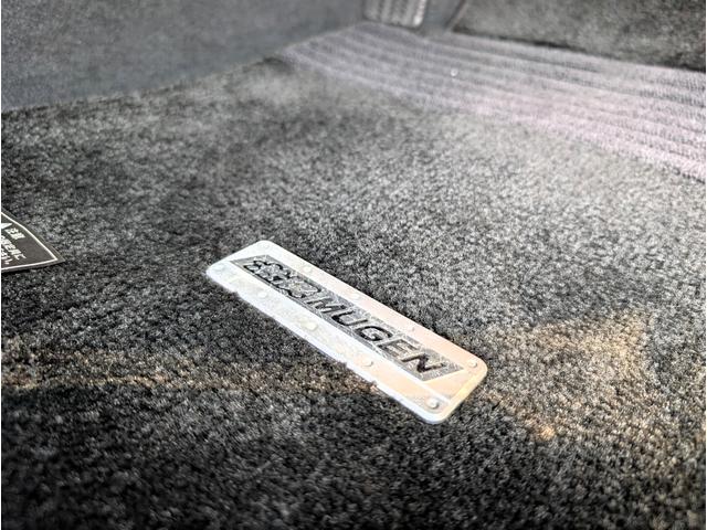 シビック タイプＲ　無限カーボンステアリング　無限ブルーミラー　Ｇｒｇｏセキュリティーシステム　モレルピラーツイーター　スーパーキャットレーダー　前後ドラレコ　無限フロアマット　ナビフルセグＴＶＢカメラ　Ｃセンサー禁煙車（11枚目）