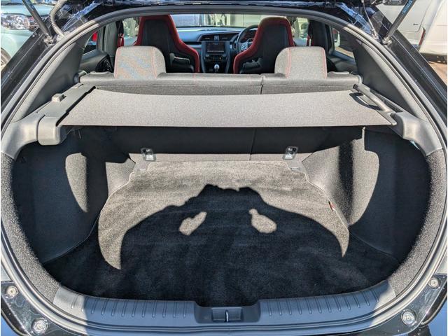 シビック タイプＲ　無限カーボンステアリング　無限ブルーミラー　Ｇｒｇｏセキュリティーシステム　モレルピラーツイーター　スーパーキャットレーダー　前後ドラレコ　無限フロアマット　ナビフルセグＴＶＢカメラ　Ｃセンサー禁煙車（23枚目）