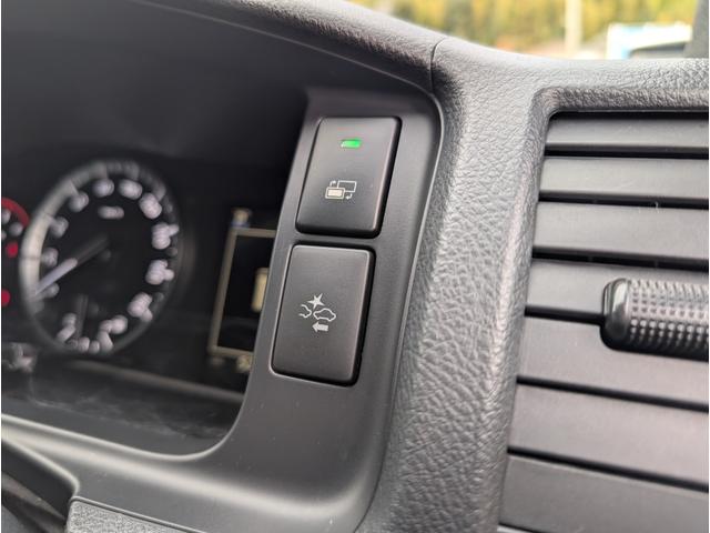 ハイエースバン スーパーＧＬ　ダークプライムＩＩ　フリップダウン　大型ナビ　デイトナホイール　新品ジオランダーホワイトレター　全方位モニター　両側パワースライド　デジタルミラー　リヤフィルム施工　衝突軽減ブレーキ　ハーフレザーシート　純正ホイール（9枚目）