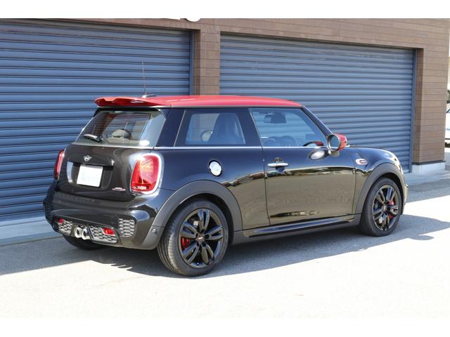 ジョンクーパーワークス ディーラー車 カメラ&パーキングアシスト 純正17インチブラックアルミホイール アームレスト インテリジェントセーフティ アダプティブクルーズコントロール コンフォートアクセス レッドキャリパー(4枚目)