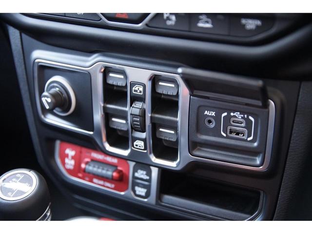 ルビコン　法人ワンオーナー　純正オールウェザーフロアマット　純正ナビ・地デジＴＶ／ＵＳＢ／ＡＵＸ／Ｂｌｕｅｔｏｏｔｈ／ＡｐｐｌｅＣａｒＰｌａｙ　Ｆ／Ｓ／Ｒカメラ　前後パークセンサー　純正１７インチＡＷ　禁煙車(23枚目)