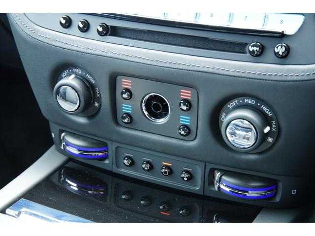 　ユーザー様買取車　右ハンドル　純正ナビ　地デジ　ＣＤ　ＤＶＤ　　Ｂｌｕｅｔｏｏｔｈ　パノラマガラスルーフ　パワーシートメモリ付　シートヒーター　ベンチレーター　アダプティブＬＥＤヘッドライト(23枚目)