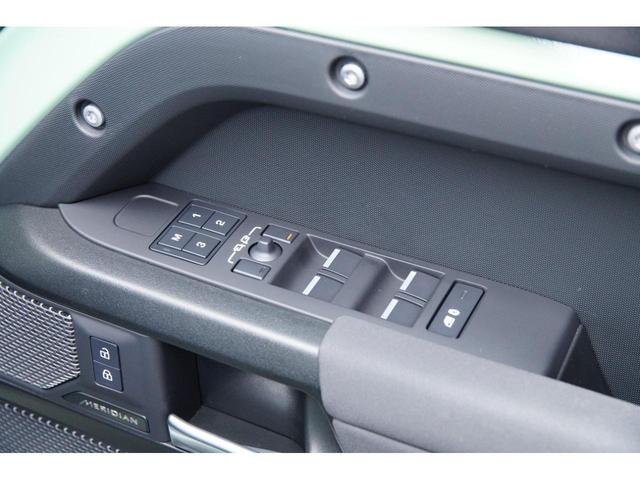 ディフェンダー １１０　７５ｔｈ　Ｌｉｍｉｔｅｄ　Ｅｄｉｔｉｏｎ　法人ワンオーナー　純正ナビ／Ｂｌｕｅｔｏｏｔｈ／ＡｐｐｌｅＣａｒＰｌａｙ／ＡｎｄｒｏｉｄＡｕｔｏ　ファブリックルーフ　置くだけ充電　ＭＥＲＩＤＩＡＮサウンドシステム　前後シートヒーター（26枚目）