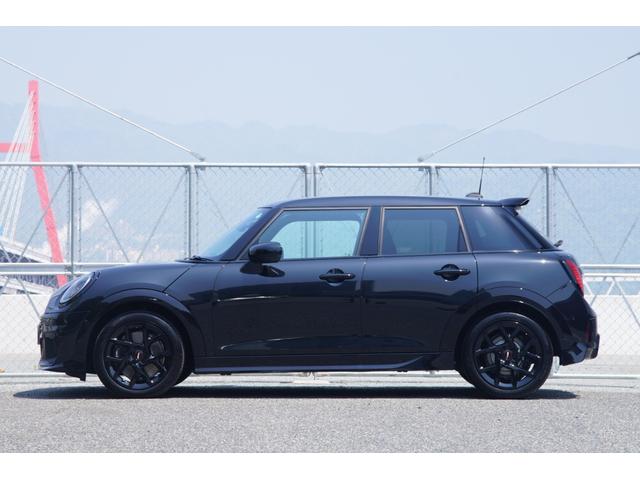 ＭＩＮＩ クーパーＳ　ジョン・クーパー・ワークス・トリム　法人１オーナーＪＣＷトリム　Ｍパッケージ　置くだけ充電　禁煙車　アダプティブクルーズコントロール　正面衝突警告　車線変更警告　車線逸脱警告　降車警告　ハーマンカードンサウンドシステム　インテリアカメラ（9枚目）