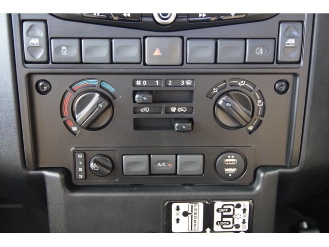 ディフェンダー ピックアップ　ＡＴ載替車両　ＮＯＸ／ＰＭ適合車　本革シート張替済　社外ステアリング　社外１０インチディスプレイオーディオ　専用ビルトインキッド取付　サイドステップブラック　社外グリル　ＬＥＤサイドランプ（15枚目）