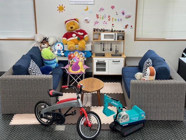 キッズスペースもご用意しておりますので、お子様連れのお客様も安心してお車を見学いただけます。