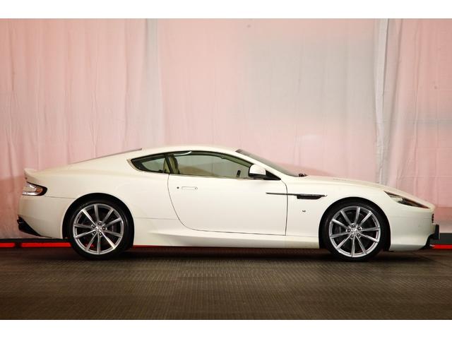 ＤＢ９ クーペ　ユーザー様買取車　専用フロントスプリッター・リアディフューザー・インテリアトリム　アルカンターラルーフライニング　セラミックカーボンブレーキ　ブラックキャリパー　前席シートヒーター・パワーシート（5枚目）