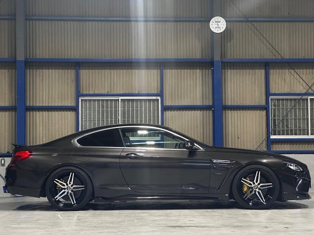 ６シリーズ ６５０ｉクーペ　後期モデル　ＥＮＥＲＧＹエアロ（Ｆ．Ｓ．Ｒ）　ＥＮＥＲＧＹ２１インチ　ＥＮＥＲＧＹ可変マフラー　ＢＣレーシング車高調　アクティブクルーズコントロール　黒革　ＬＥＤヘッドライト　ＨＵＤ　レーンチェンジ（18枚目）