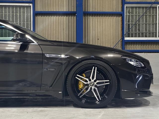 ６シリーズ ６５０ｉクーペ　後期モデル　ＥＮＥＲＧＹエアロ（Ｆ．Ｓ．Ｒ）　ＥＮＥＲＧＹ２１インチ　ＥＮＥＲＧＹ可変マフラー　ＢＣレーシング車高調　アクティブクルーズコントロール　黒革　ＬＥＤヘッドライト　ＨＵＤ　レーンチェンジ（19枚目）