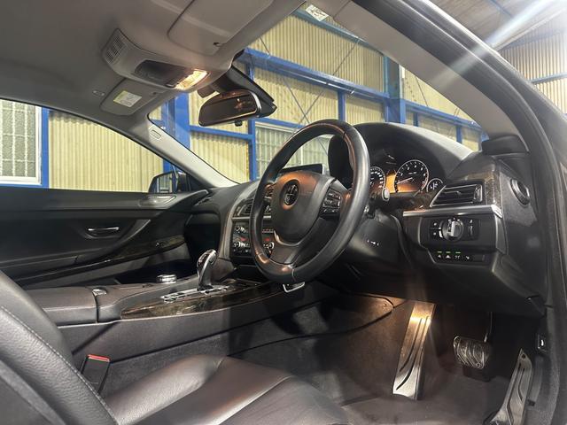 ６シリーズ ６５０ｉクーペ　後期モデル　ＥＮＥＲＧＹエアロ（Ｆ．Ｓ．Ｒ）　ＥＮＥＲＧＹ２１インチ　ＥＮＥＲＧＹ可変マフラー　ＢＣレーシング車高調　アクティブクルーズコントロール　黒革　ＬＥＤヘッドライト　ＨＵＤ　レーンチェンジ（22枚目）