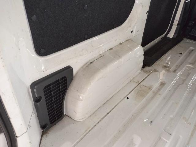 ＮＶ２００バネットバン ＤＸ　ルーフキャリア／インテリジェンスキー／低床／５ドア／ストラダナビ／ＥＴＣ／エアコン／パワーウインドウ／積載量６００ｋｇ／タイヤハウス（53枚目）