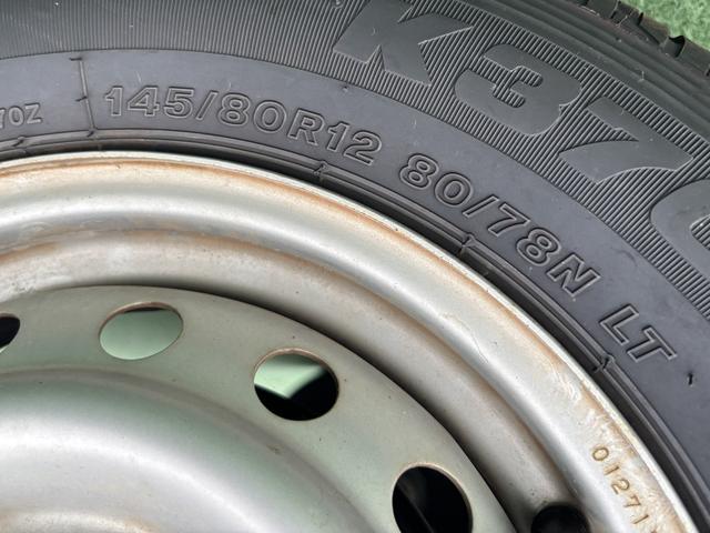 スクラムトラック ＫＣエアコン・パワステ　三方開／エアコン／ラジオ／パワーステアリング／二年車検整備付／積載量３５０ｋｇ／スペアタイヤ／オートマ車／シガーソケット／タイヤサイズ１４５　８０　Ｒ１２　８０　７８Ｎ　ＬＴ（49枚目）