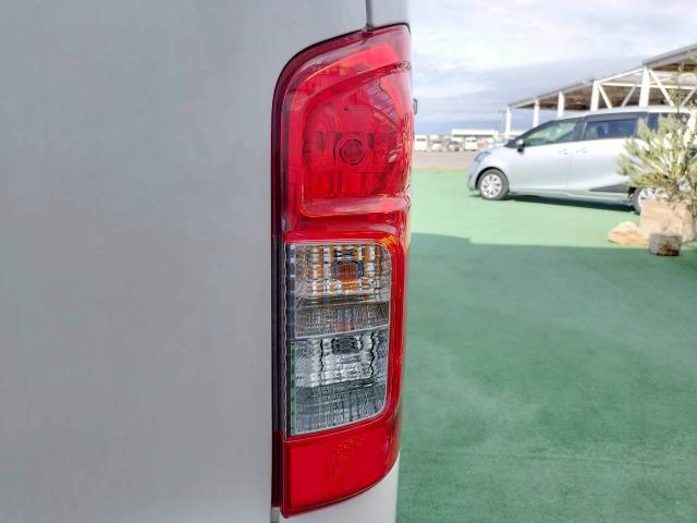 NV350キャラバンバン スーパーロングワイドDX 低床/6人乗/ハイルーフ/キーレスキー/ETC/社外ナビ/エアコン/テレビ/Bluetooth接続/CD/DVD/積載量1000kg/一年車検整備付/スペアタイヤ(22枚目)