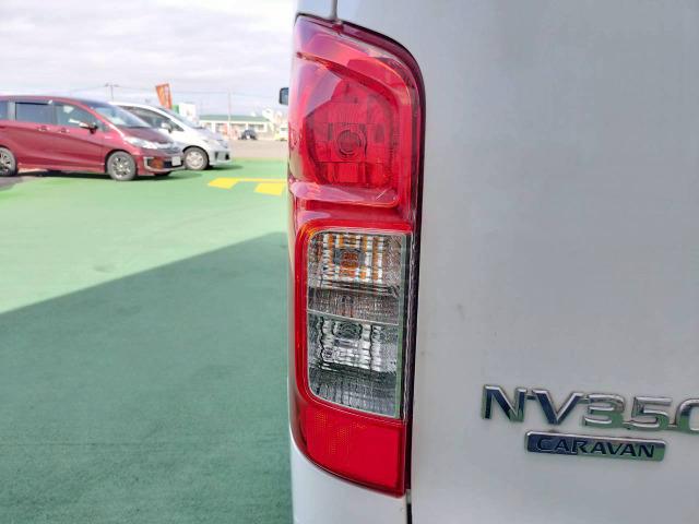 NV350キャラバンバン スーパーロングワイドDX 低床/6人乗/ハイルーフ/キーレスキー/ETC/社外ナビ/エアコン/テレビ/Bluetooth接続/CD/DVD/積載量1000kg/一年車検整備付/スペアタイヤ(23枚目)