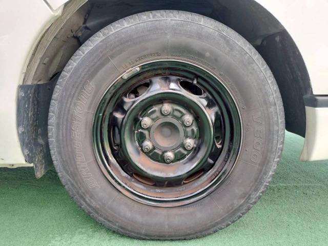 NV350キャラバンバン スーパーロングワイドDX 低床/6人乗/ハイルーフ/キーレスキー/ETC/社外ナビ/エアコン/テレビ/Bluetooth接続/CD/DVD/積載量1000kg/一年車検整備付/スペアタイヤ(25枚目)