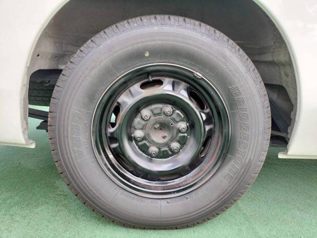 NV350キャラバンバン スーパーロングワイドDX 低床/6人乗/ハイルーフ/キーレスキー/ETC/社外ナビ/エアコン/テレビ/Bluetooth接続/CD/DVD/積載量1000kg/一年車検整備付/スペアタイヤ(26枚目)