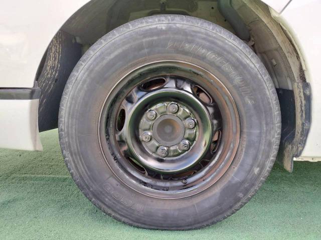 NV350キャラバンバン スーパーロングワイドDX 低床/6人乗/ハイルーフ/キーレスキー/ETC/社外ナビ/エアコン/テレビ/Bluetooth接続/CD/DVD/積載量1000kg/一年車検整備付/スペアタイヤ(27枚目)