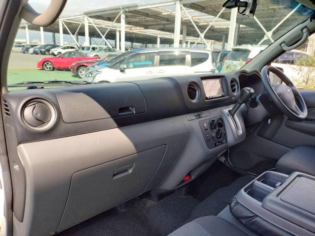 NV350キャラバンバン スーパーロングワイドDX 低床/6人乗/ハイルーフ/キーレスキー/ETC/社外ナビ/エアコン/テレビ/Bluetooth接続/CD/DVD/積載量1000kg/一年車検整備付/スペアタイヤ(54枚目)