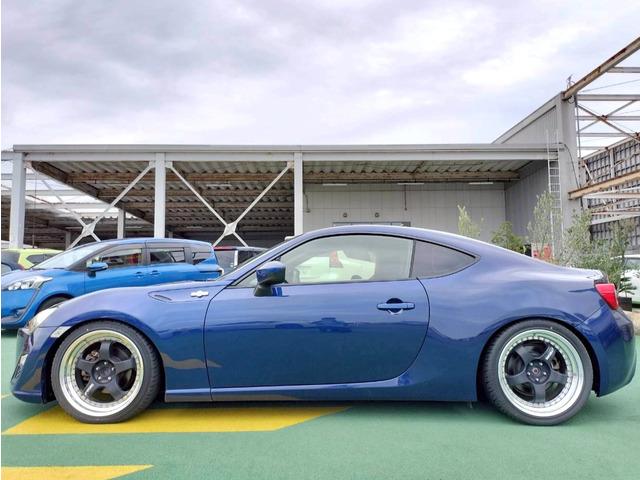８６ Ｇ　ＲＥＣＡＲＯシート／ＷＯＲＫ１８インチＡＷ／ＭＯＭＯステアリング／ＨＫＳマフラー／ＨＫＳ車高調／ボンネットブラック／Ｓｔｒａｄａナビ／キーレスキー／エアコン／レカロ／二年車検整備付／ＥＴＣ（9枚目）