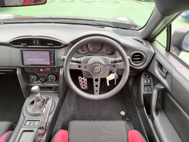 ８６ Ｇ　ＲＥＣＡＲＯシート／ＷＯＲＫ１８インチＡＷ／ＭＯＭＯステアリング／ＨＫＳマフラー／ＨＫＳ車高調／ボンネットブラック／Ｓｔｒａｄａナビ／キーレスキー／エアコン／レカロ／二年車検整備付／ＥＴＣ（38枚目）