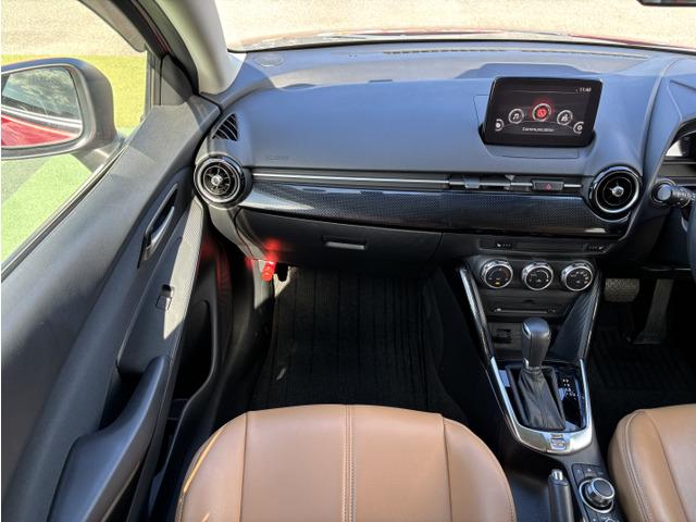 デミオ 13S SCBS/BSM/マツダコネクトナビ/スマートキー/フルセグテレビ/Bluetooth/オートライト/LEDヘッドライト/シートヒーター/ミッションモード付/オートエアコン/ワンオーナー(25枚目)