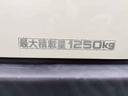 ロングＤＸ　低床／５ドア／６人乗／タイヤハウス／社外ナビ／ワンセグテレビ／キーレスキー／リアガラス小窓／エアコン／積載量１２５０ｋｇ／パワーウインドウ／スペアタイヤ（61枚目）