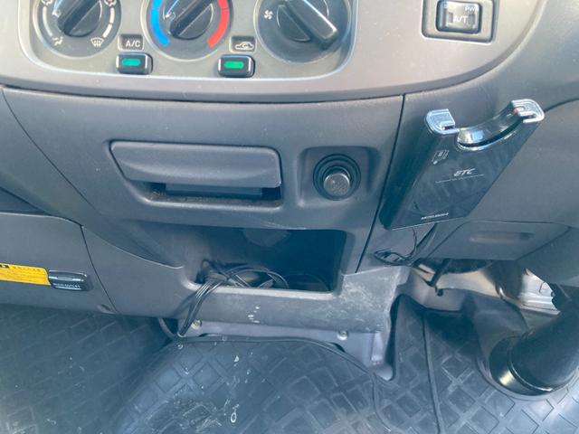 キャラバン 　８人乗り　タイヤ４本新品　ヘッドライト新品交換済（令和６年）　ナビ　ＴＶ　ＥＴＣ　運転席パワーウインドウ（6枚目）